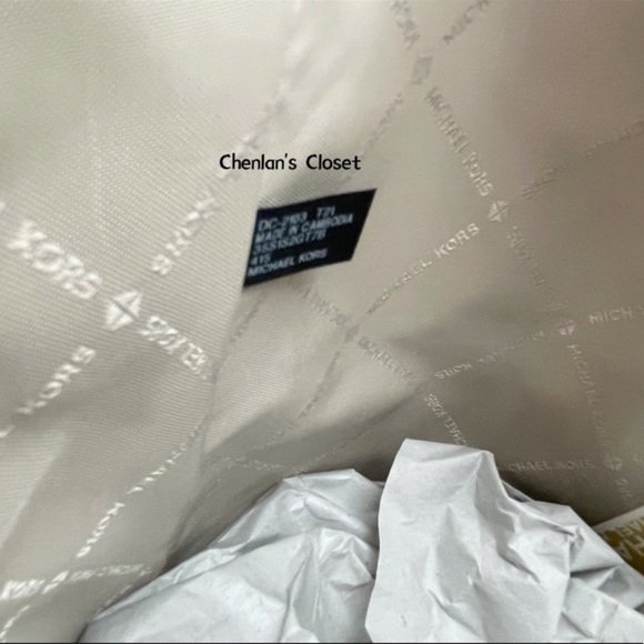 ✨NeW! Michael Kors Gilly Drawstring Tote Set - Picture 9 of 9